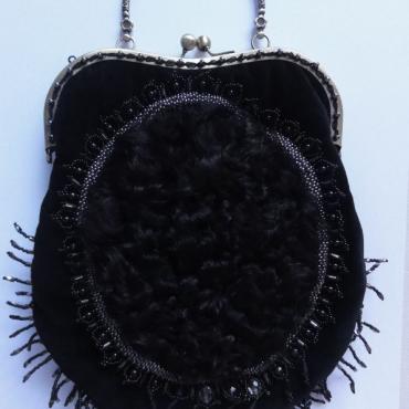 Kabelkas kožešinou, 24 x 17 cm, samet, korálky Kabelkas kožešinou, 24 x 17 cm, samet, korálky